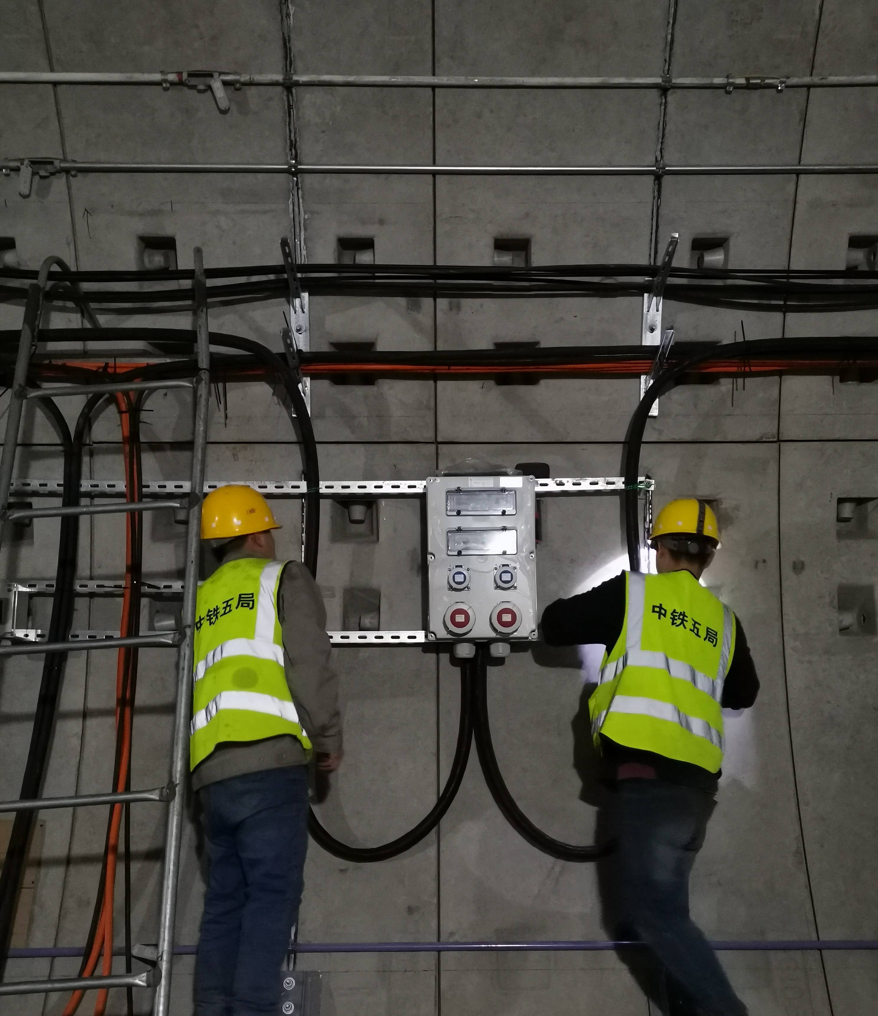 上海地鐵18號線3標(biāo)機(jī)電安裝工程順利通過預(yù)驗收